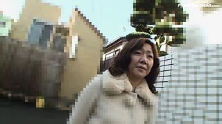 Asiatin wird hart von hinten gefickt