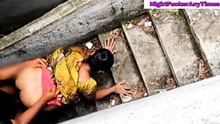 desi bhabhi ko sidhi me choda hot indian bhabhi fucking in top of house