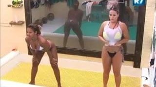 Karine Dornelas rebolando muito no banho (A Fazenda)
