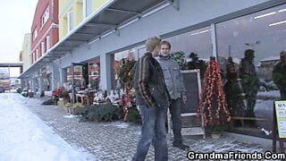 Picked up mommy gets banged from both sides