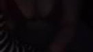 Albanerin am lutschen