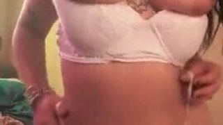 esta golfa anda excitada