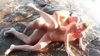 More fucking on the beach with an audience !