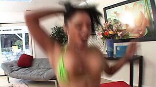 Nach dem Pool wed der Bikini zur seite geschoben