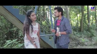 Sexy bhabhi showing her sexy navel