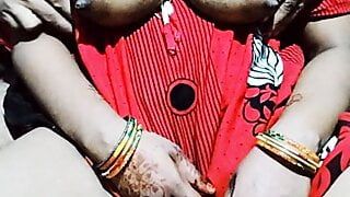 Desi bhabhi ka milk nikala