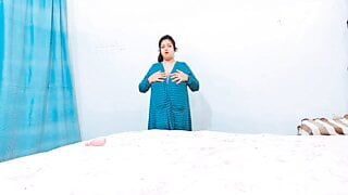 Khobsorat Moti Aunty Apni Chut main kia dal rahi hai