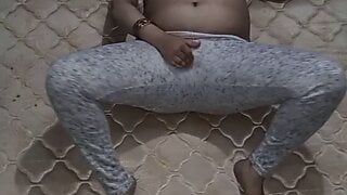 Pakistani aunty ko chari gharmi