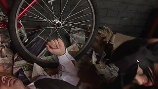 brunette cosplay schlampe lasst sich hart ficken