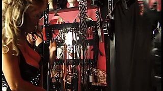 Herrin verteilt dem sklaven stronschlaege