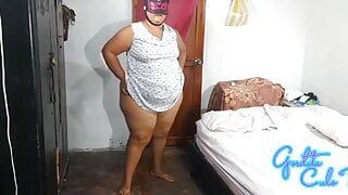 Amateur PAWG shows body up close and opens holes