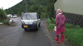 Bei der Garten Arbeit fickt sie den Bauer