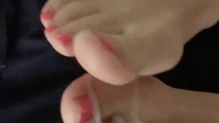 Cum on toes