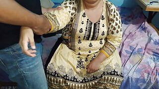 Dost se milate hue, use na paakar, Dost ki Hot maa ko choda aur Gand mari – Fuck Indian friend’s mother (Indian village)