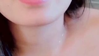 Esposa safada chingando o corno enquanto ele goza