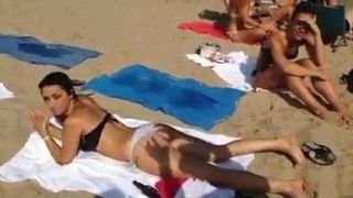 Fillo filma rabo da mama na praia