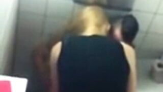 Klinci se udaraju u diskoteci