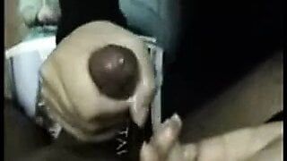 Niqab Handjob (Cumshot)