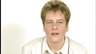 retro mutti besorgt es ihrer behaarten pussy vor der kamera mit dildo