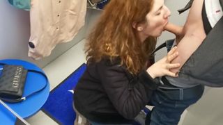 Rossa italiana succhia il cazzo del commesso nel camerino