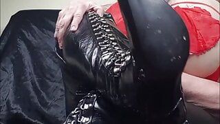 See Susis boots all near go on your knees