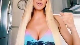 Stefania Xipolitakis moviendo las tetas