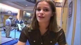 elle exhibe sa chatte au musee