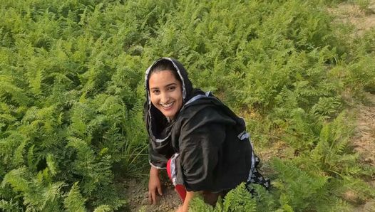 Indian Village Ladki ko gaajar Churane Ki Time Pakar Liya