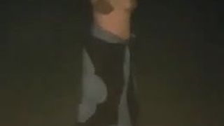 Milf bailando en la playa