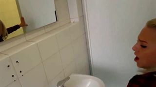 PUBLIC IM MOBELHAUS GEFICKT – DEUTSCH SAUGEN