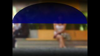 yo a lo lejos en un mall, con minifalda