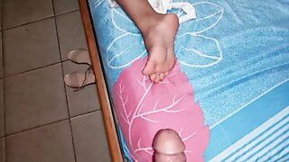 BEAUTIFUL LATINA WAKES UP VERY HOT HAVING A HANDJOB AND I FUCKED HER.