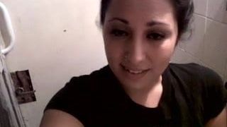 Muchacha argentina cantando