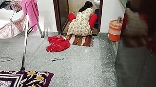 Sasur ne choti Bahu ko kapde dho Rahi dekh kar akele me chod liya