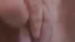 Uk milf gets it wet for me :)