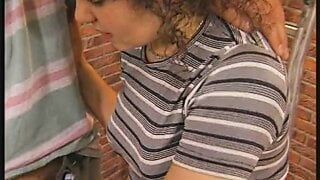 Julia fickt auf der Mauer