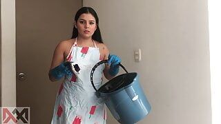 My stepmother loves to do cleaning very sexy and bitch – Spanish porn