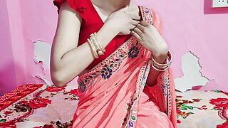 Red saree me kiya Kamal lag rehi bhabhi ko kone me lake choda