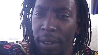 Giovane troietta cavalca un grosso cazzo nero