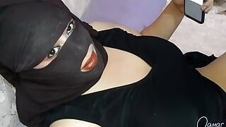 I caught a woman watching sex and listening to sex. See what she did to her ass. Arab sex and Egyptian speech are clear.