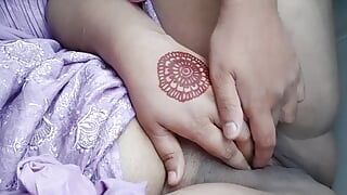 Indian sexy girl fucking with texi driver. outdoor fuck desi indian passenger super blowjob taxi driver on car. Roshni-Atif