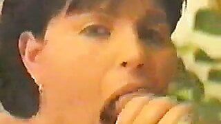 Moglie di Novara scopa davanti al marito!