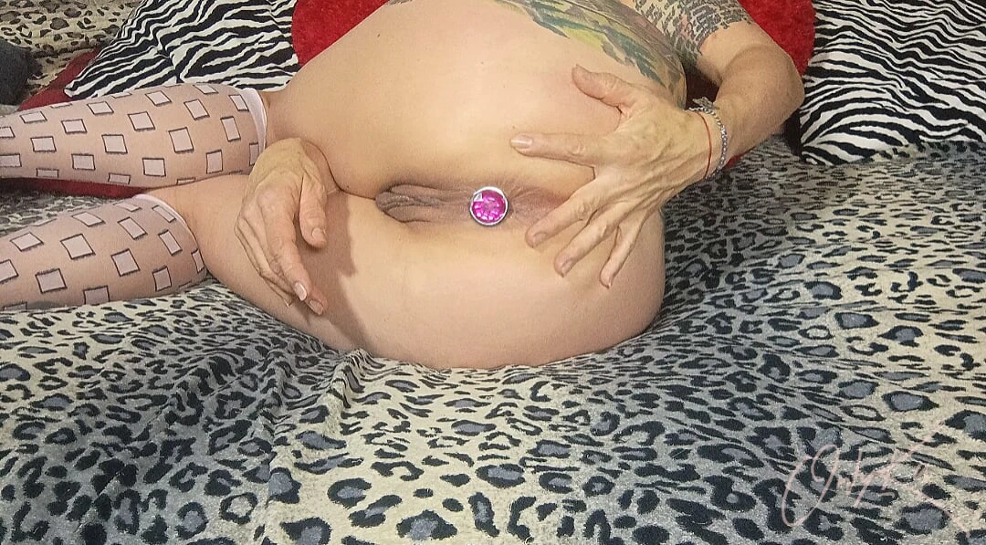 Milf big ass needs triple stimulation with pink butt plug to satisfy her horniness