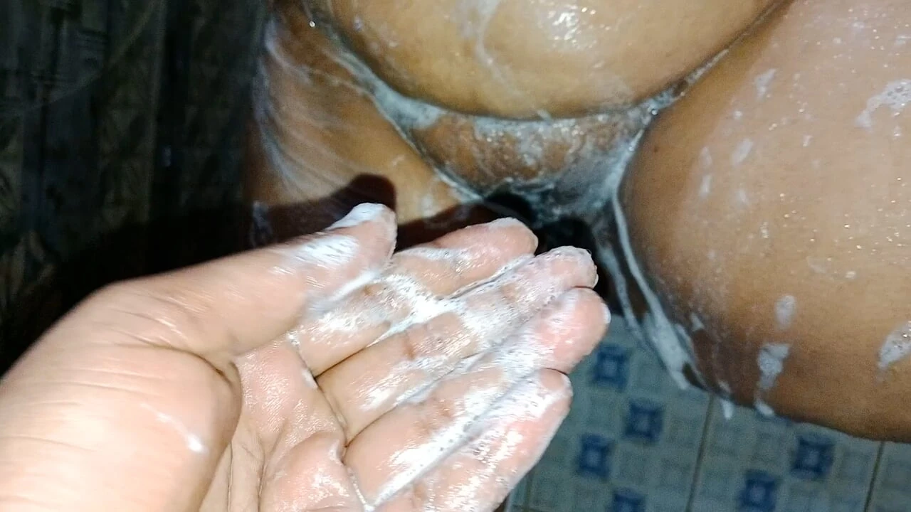 Desi girls bathing saxy beautiful video 😜