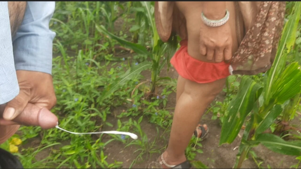 In the middle of the paddy field, the sister-in-law made a mare and loudly fucked the ass and removed the water of the cock, the real sister-in-law enjoyed fucking in the field