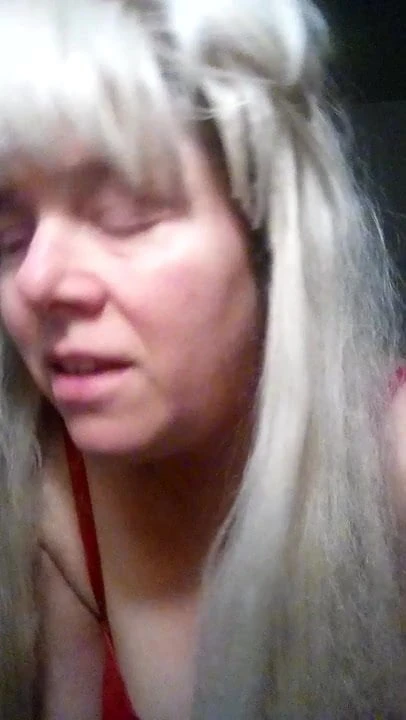 Sexy. Linda sings a song in pink bikini