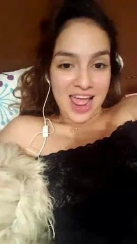 rosita 18 yo rica bogotana pajiandose  parte 2