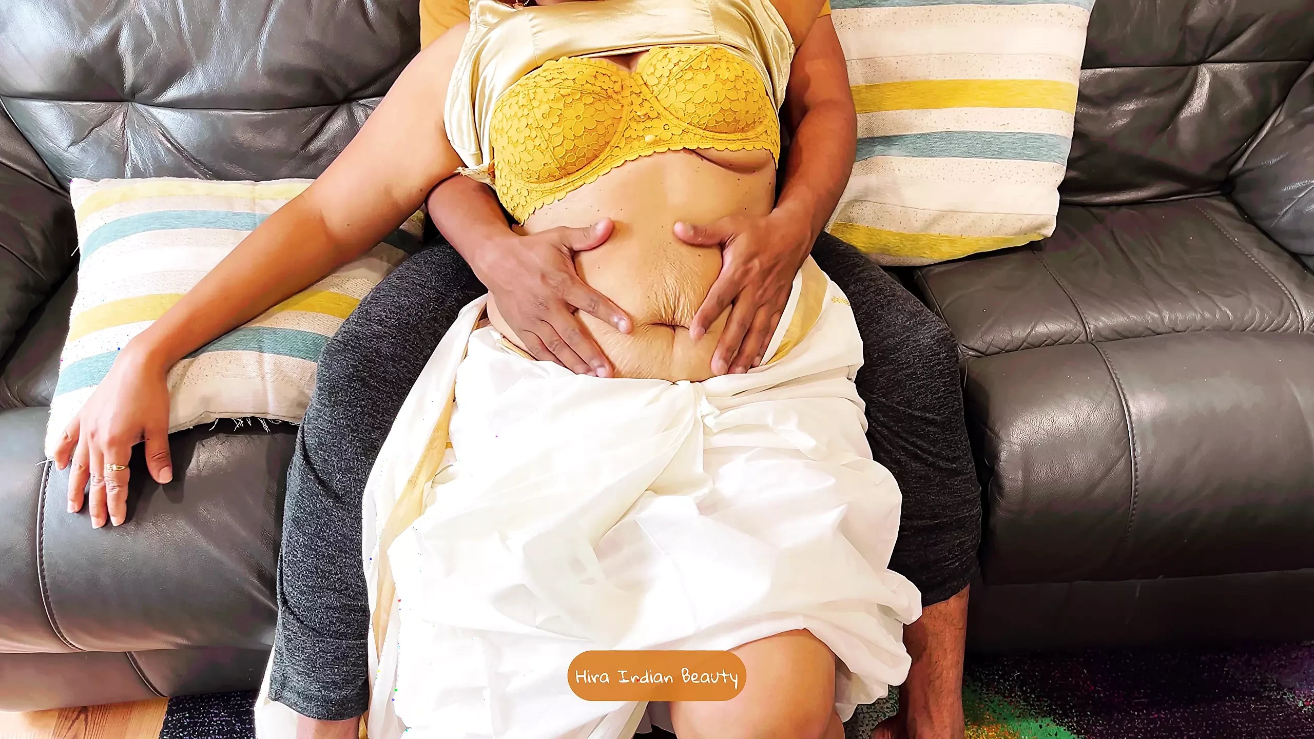 Mallu in Kasavu Saree Enjoyed by Her Step Son – Hottest Saree Romance – Loud Moaning