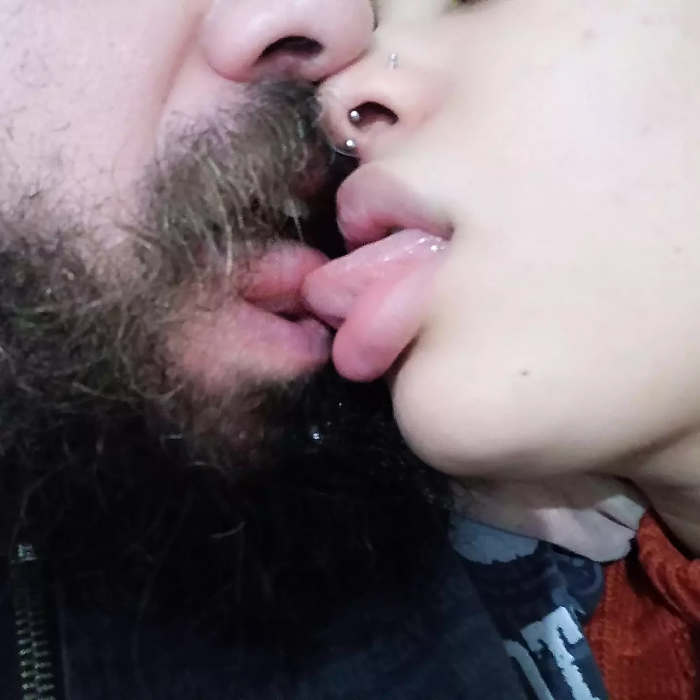 QUICK AND HARD HANDJOB ON HORNY COCK WITH THE NAUGHTY KISS OF THE BITCH