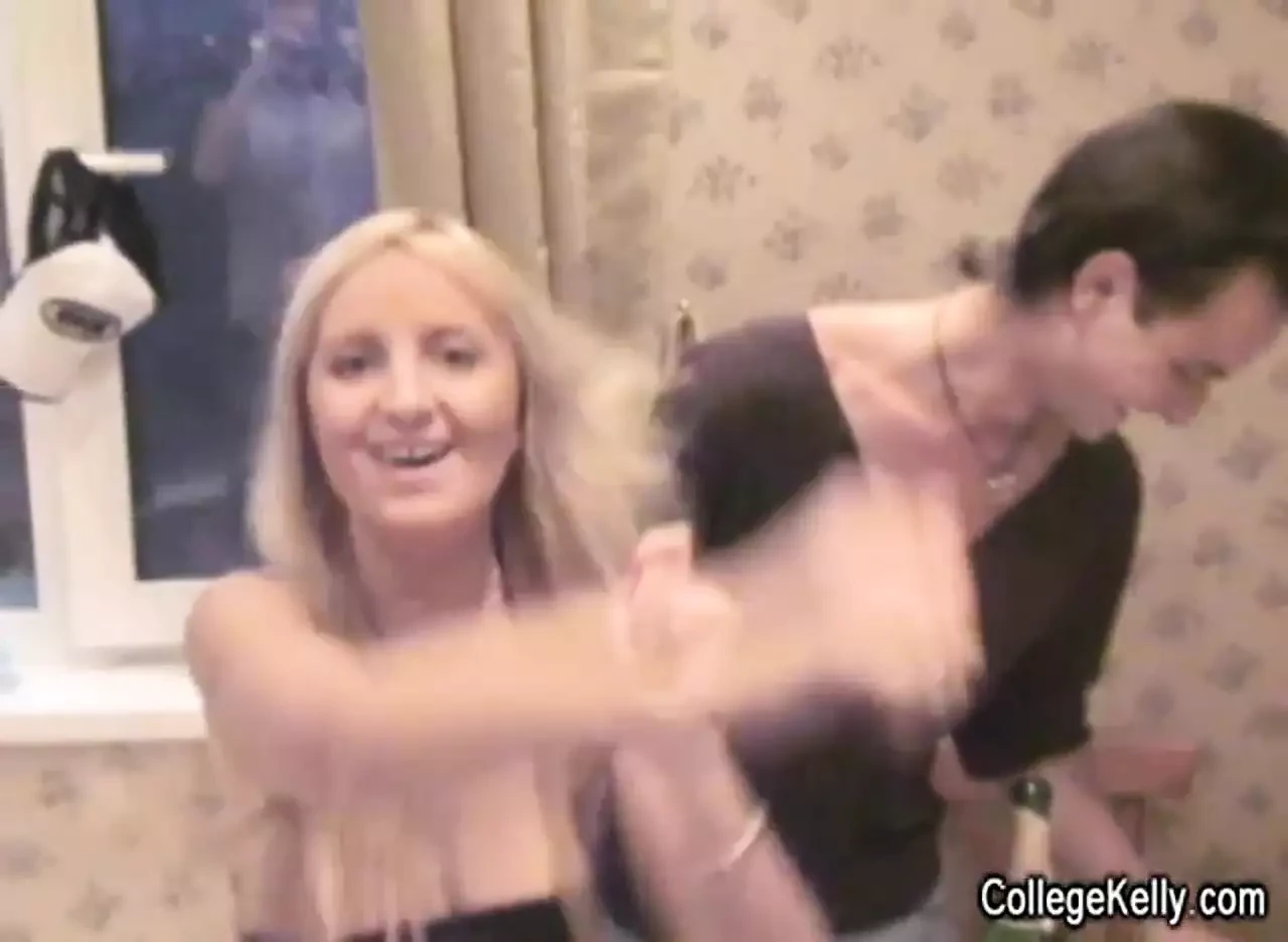 Cute amateur blonde kelly gets her pussy fucked